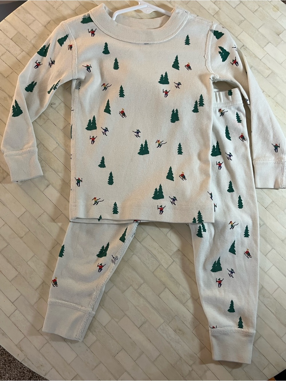 Hanna Andersson Cream Pajama Set with Green Pine Trees & Skiers EU 85 or 2T